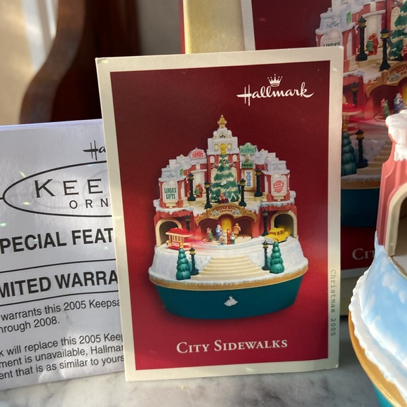 Hallmark 2005 Silver Bells City Sidewalk Animated Musical Plug In Ornament VTG - Picture 3 of 11